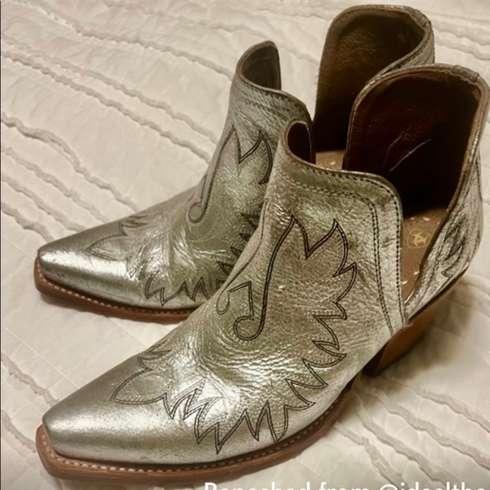 Beautiful Silver Ariat Dixons Size 8